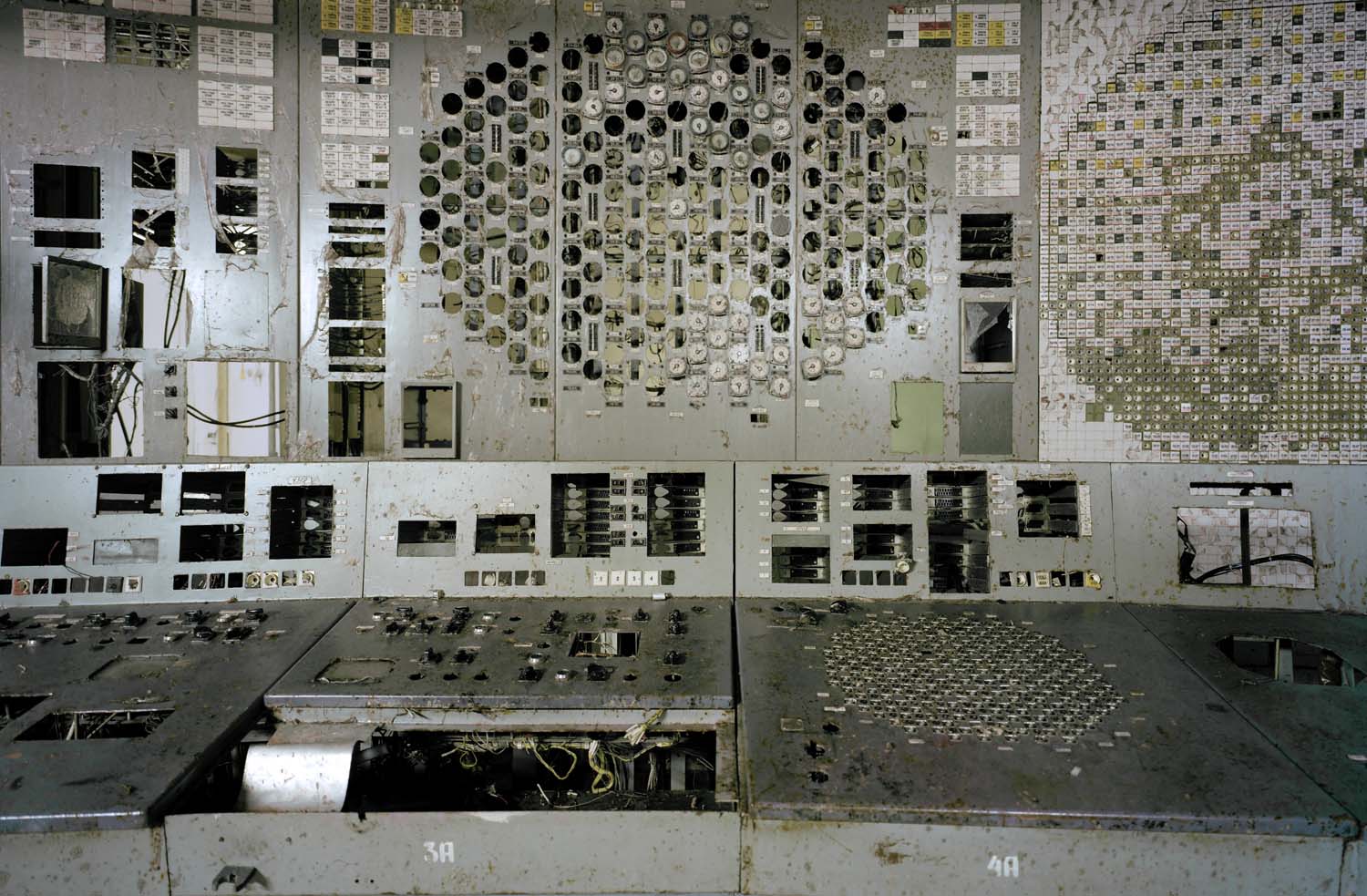 couch/uploads/image/artikkler/2019/sovjet/MarkerinkCary1998-Chernobyl-Control-panel-Reactor-4.jpg
